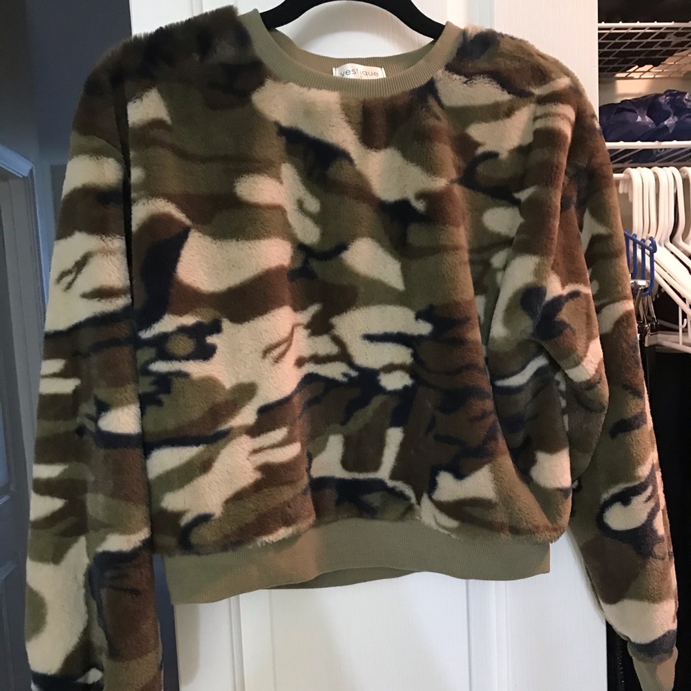 Fuzzy, comfy, cute camo sweatshirt!!!!
